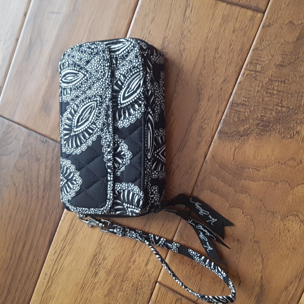Vera Bradley Double Zipper Wallet Black White Quilted Floral Pattern Wristlet